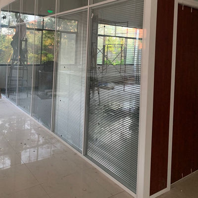 kwaliteit  Easy Installation Highlight White Color Aluminum Partition And Glass Partition For Office Hotel And Hospitals fabriek